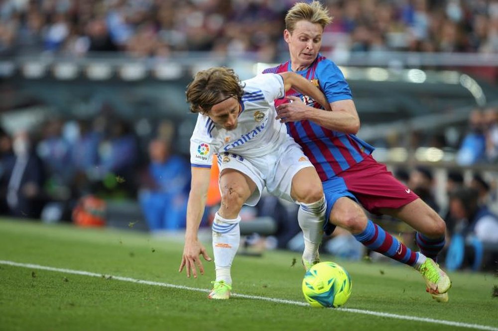 En Old Trafford tienen el nombre de De Jong en la agenda. AFP