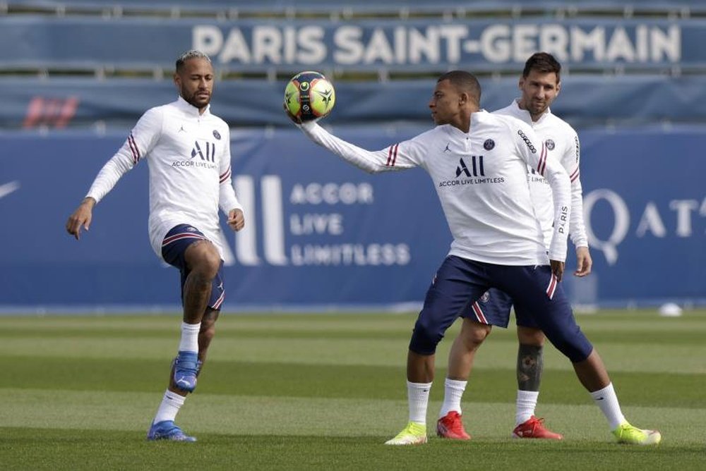 Los futbolistas del Paris Saint Germain Neymar Jr, Kylian Mbappé y Lionel Messi. EFE