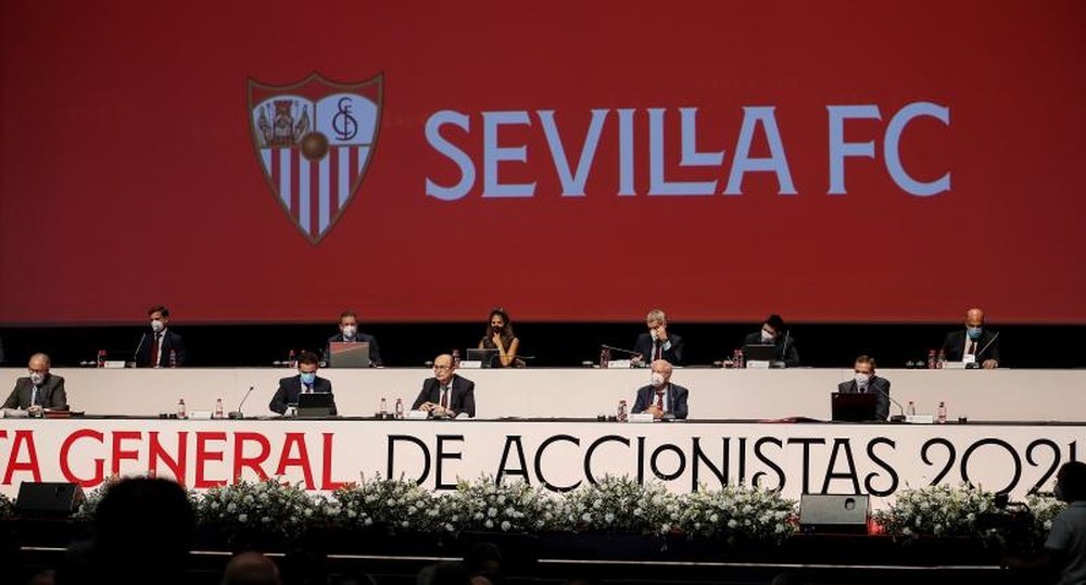 El presidente del Sevilla, José Castro (c), durante su discurso en la Junta General de Accionistas del ejercicio 2020-21, junto a los integrantes del consejo de administración del club, hoy en la capital hispalense. EFE/José Manuel Vidal