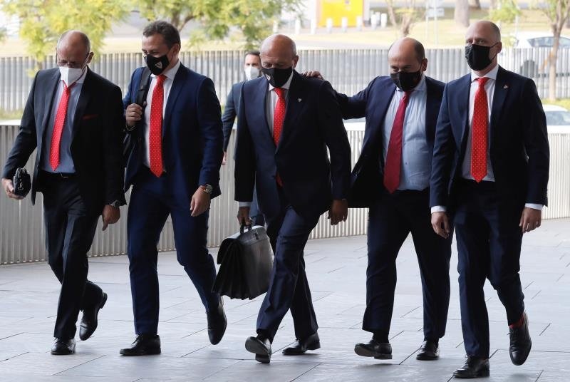 El expresidente del Sevilla José María del Nido (c), a su llegada hoy a la Junta General de Accionistas del club. EFE/José Manuel Vidal