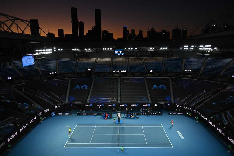 Vista general en una imagen de archivo de una pista de tenis durante el Abierto de Australia de 2021, el pasado mes de febrero. EFE/EPA/DEAN LEWINS