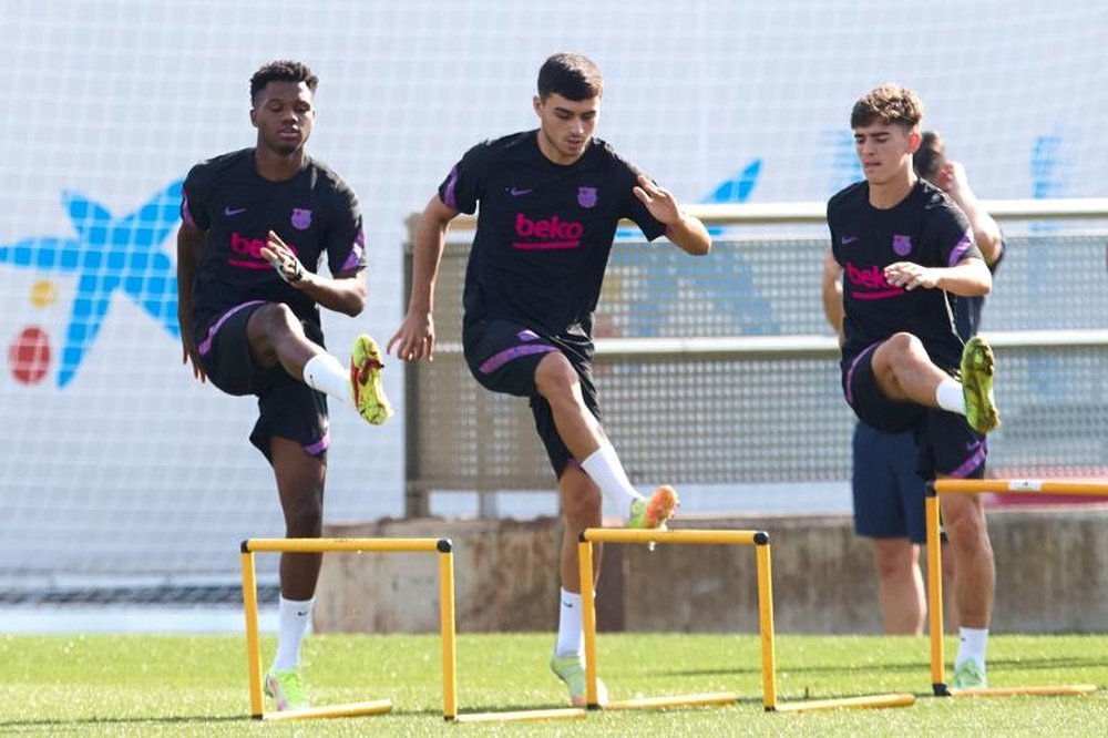 Memphis, Ansu Fati e Pedri avançam e Xavi começa a sorrir. AFP