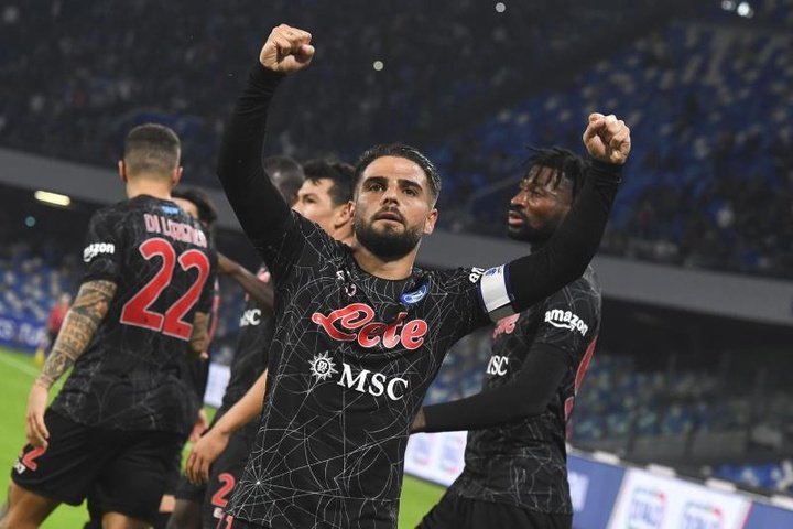 Il Napoli aggancia il Milan in vetta