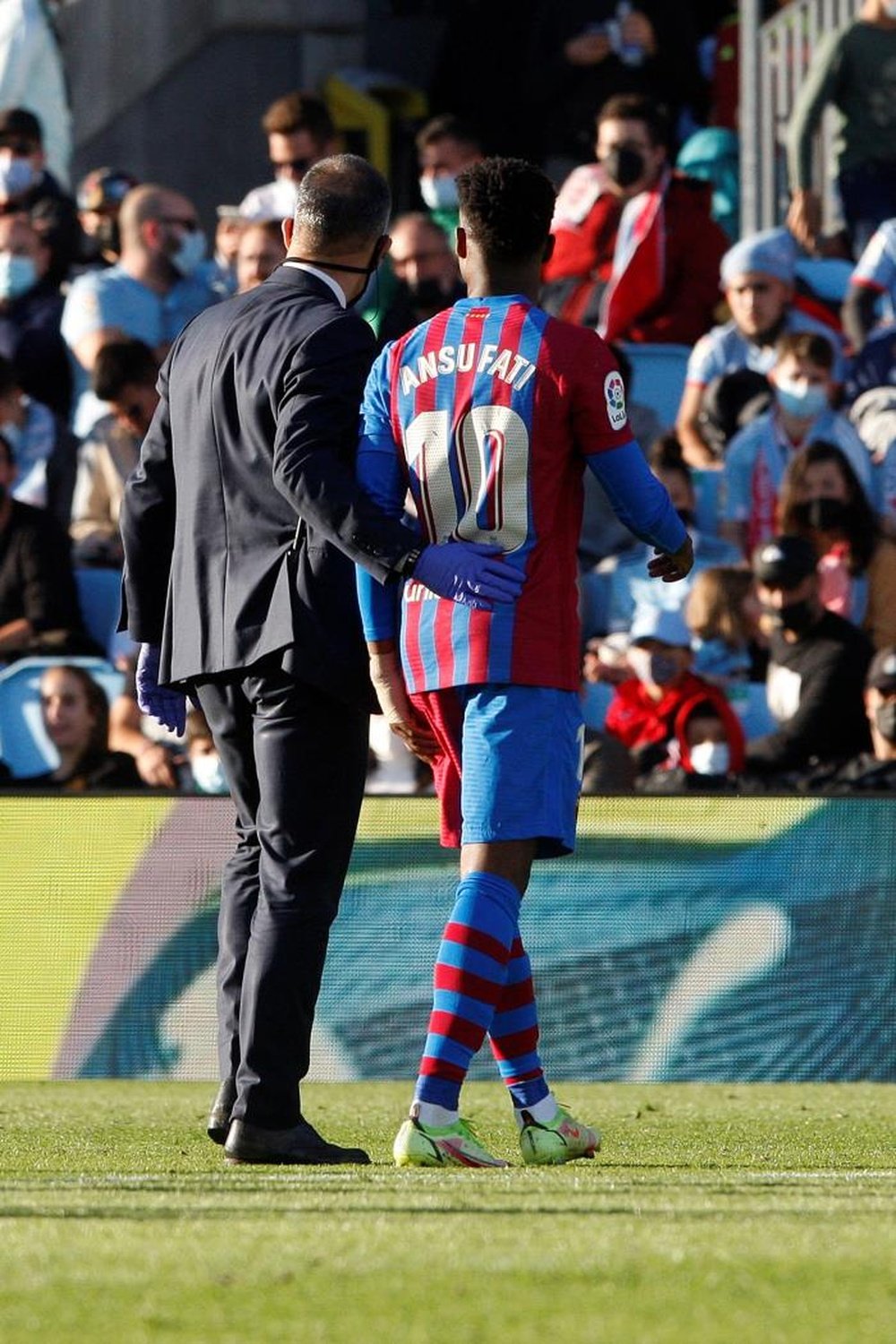 El delantero del FC Barcelona, Ansu Fati tras lesionarse durante el partido de LaLiga. EFE