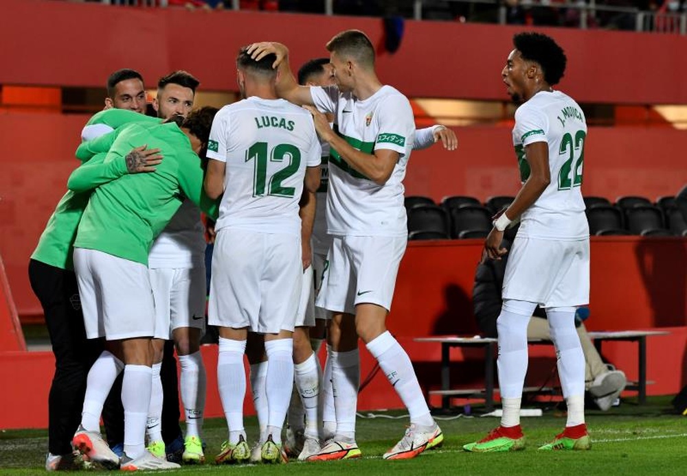 Los jugadores del Elche celebran el primer gol del equipo ilicitano. EFE