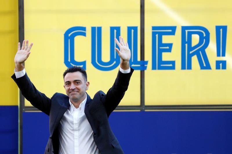 Xavi tape déjà du poing sur la table. EFE