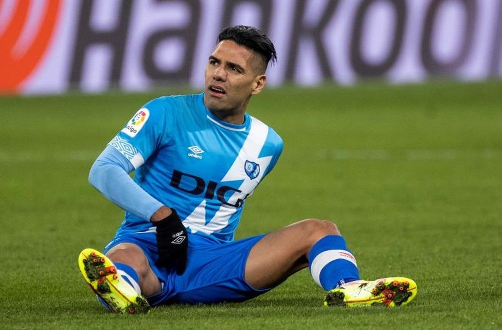El delantero colombiano del Rayo Vallecano, Radamel Falcao, señalando sus molestias. EFE