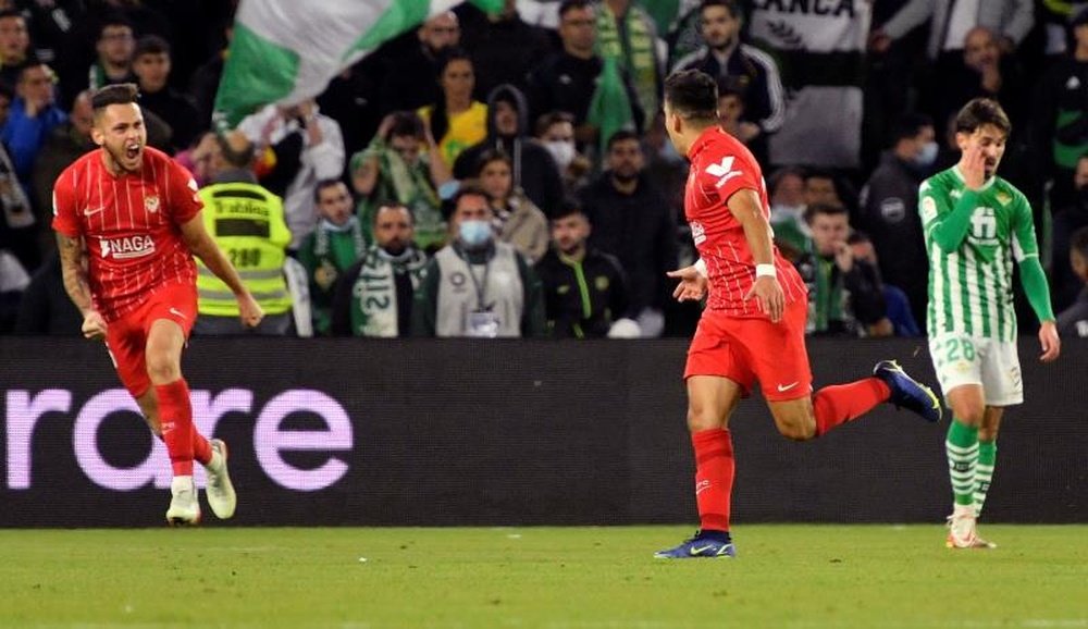 Los jugadores argentinos del Sevilla, Lucas Ocampos (i) y Marcos Acuña, celebran el primer gol del equipo sevillista durante el encuentro frente al Betis en el estadio Benito Villamarín. EFE/ Raúl Caro.