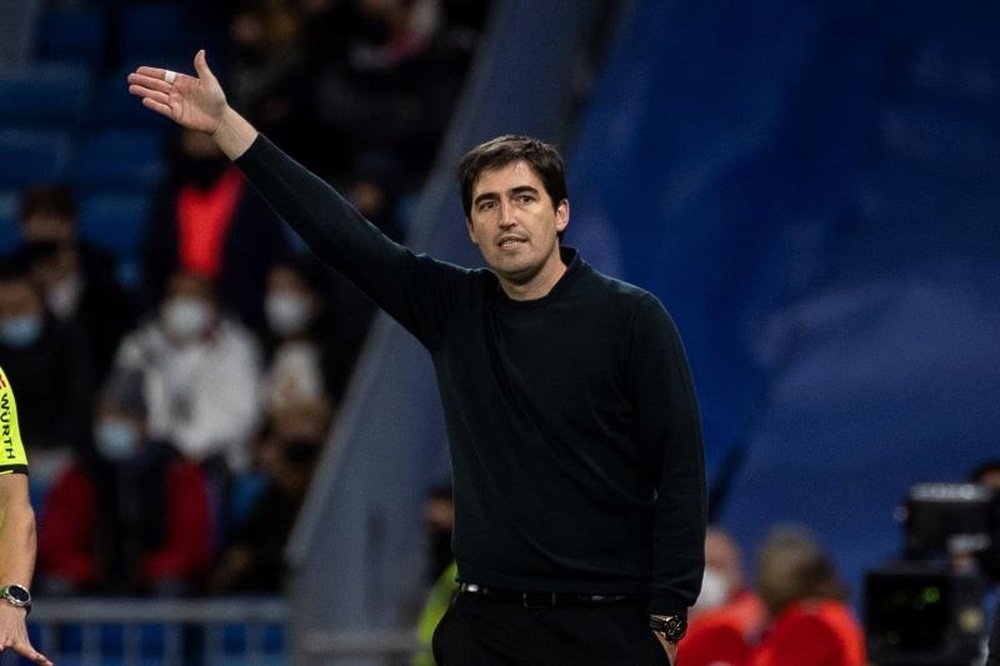 El técnico del Rayo Vallecano, Andoni Iraola, durante un encuentro frente al Real. EFE