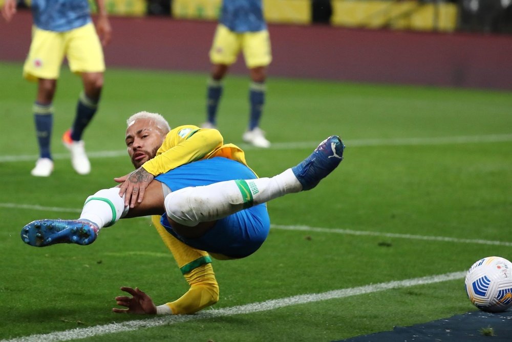 Tobar fue suspendido por no expulsar a Neymar. EFE