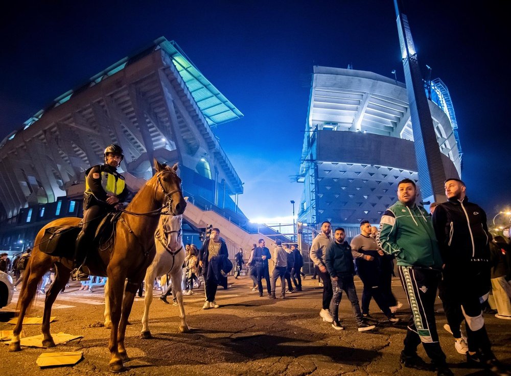 Ambiente fuera del estadio antes del comienzo del derbi sevillano disputado en el Benito Villamarín entre el Real Betis y el Sevilla FC. EFE/ Raúl Caro.