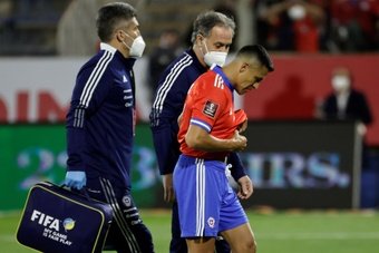 Le nouvel attaquant de l'Inter Alexis Sanchez était absent vendredi soir lors de la défaite du Chili en Uruguay (1-3) pour des raisons médicales. Le joueur avait en effet un taux d’hémoglobine dans le sang trop bas pour disputer la rencontre.