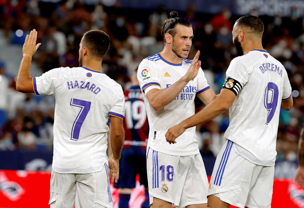 El centrocampista galés del Real Madrid Gareth Bale (c) celebra con sus compañeros un gol durante u