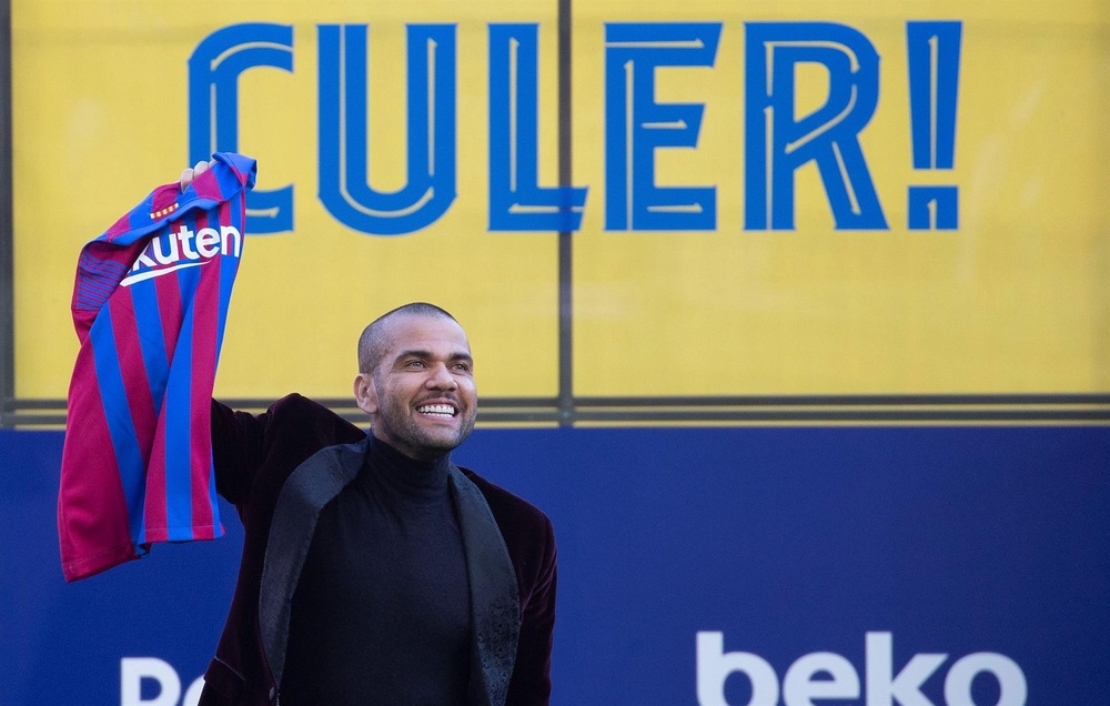 Alves cobrará en el Barça... ¡155.000 euros al año! EFE