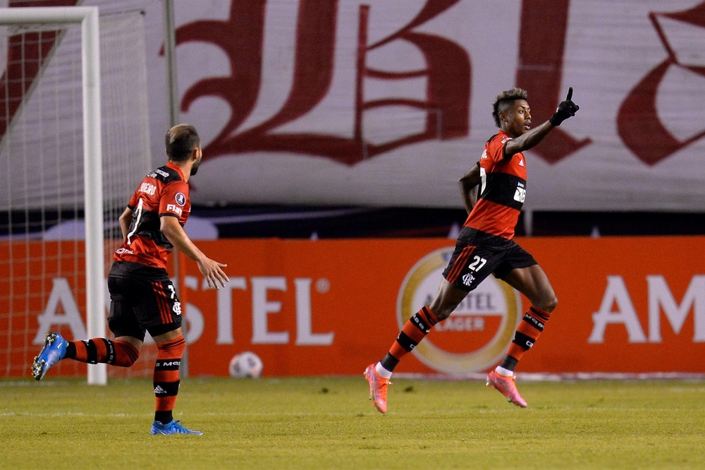 Fotografía de archivo en la que se registró a Bruno Henrique (d), delantero del Flamengo. EFE