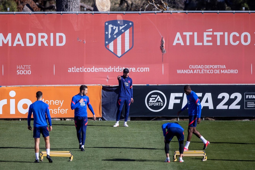 El entrenador del Atlético de Madrid Diego Pablo Simeone (c) asiste al entrenamiento. EFE