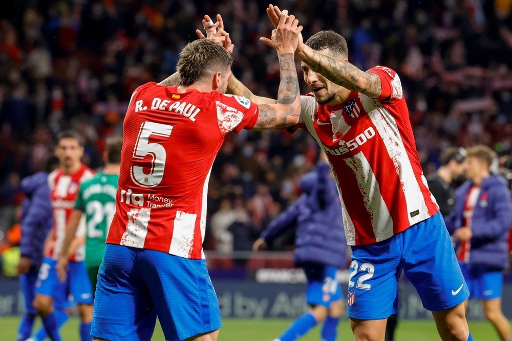 El defensa del Atlético de Madrid Mario Hermoso (d) celebra con Rodrigo de Paul. EFE