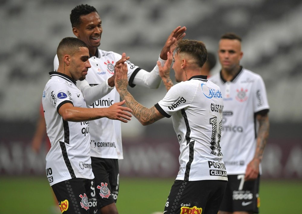 Gustavo da Silva de Corinthians celebra un gol, en una fotografía de archivo. EFE