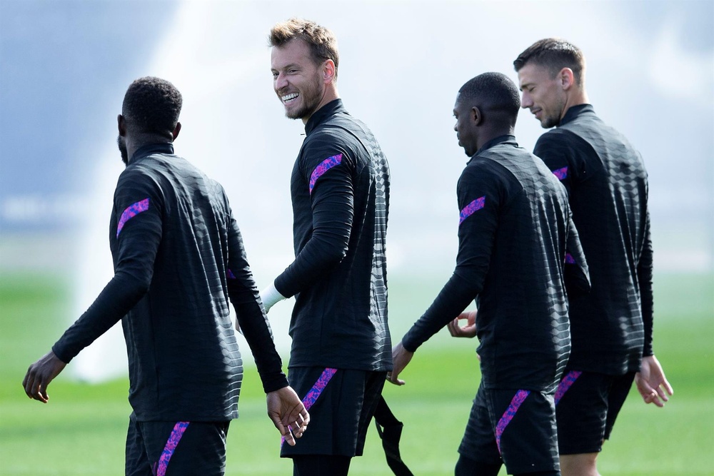 Dembélé y Dest recibieron el alta médica antes de jugar contra el Benfica. EFE