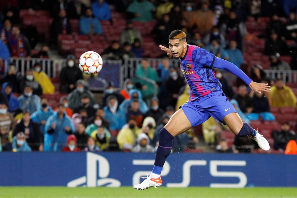 Liverpool y Chelsea apuntan a Araujo. EFE