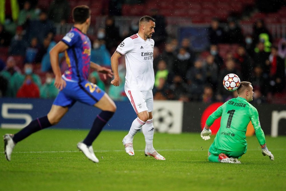Seferovic a raté une incroyable occasion contre le Barça. EFE