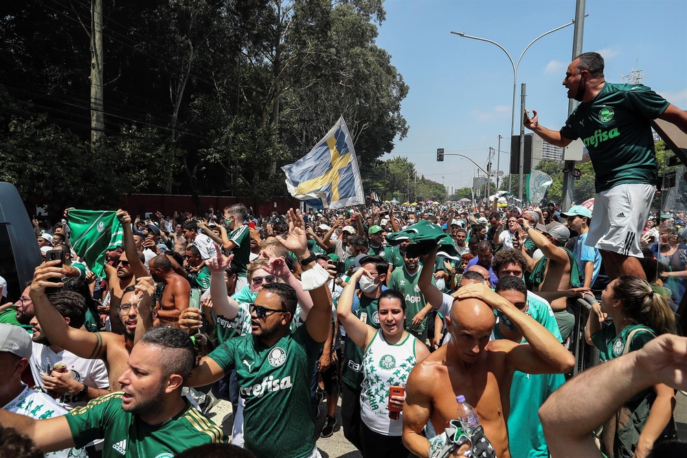 Cientos de aficionados del Palmeiras despiden al equipo. EFE