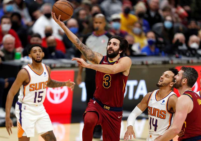 El guardia de los Cleveland Cavaliers Ricky Rubio (izq.-centro) de España va a la canasta mientras Cameron Payne (izq.) y Landry Shamet (der.-centro) de los Phoenix Suns, y Kevin Love (der.) de los Cleveland Cavaliers observan durante un partido, este 24 de noviembre del 2021. EFE/ David Maxwell