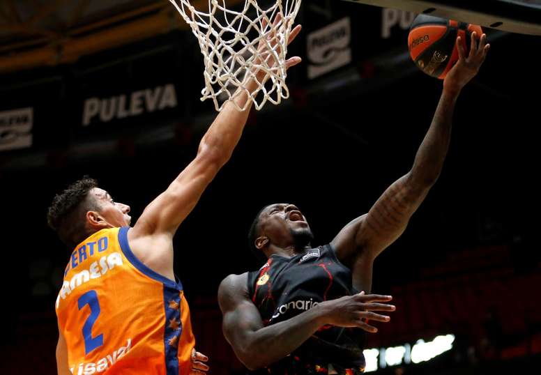 El alero español del Valencia Basket Josep Puerto (i) durante un partido. EFE/ Miguel Ángel Polo