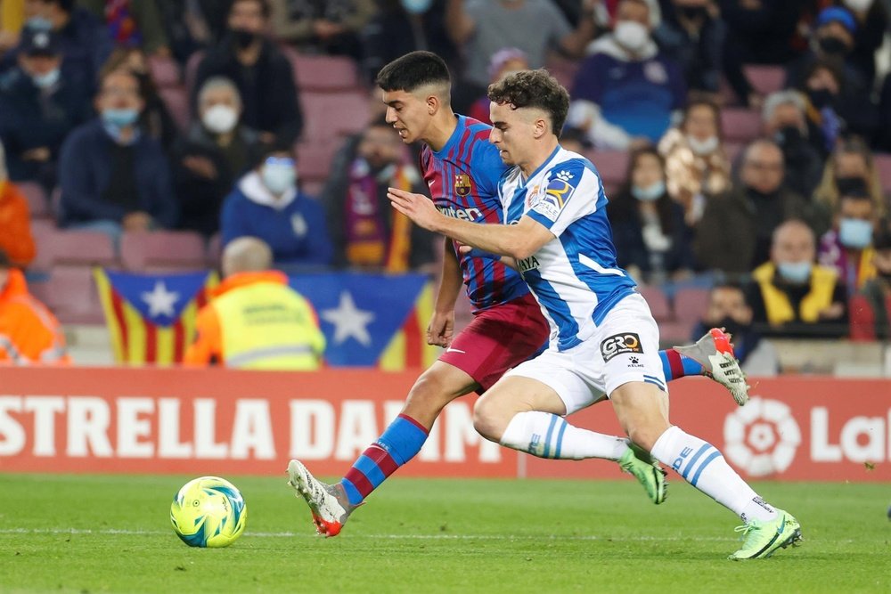 El delantero del FC Barcelona Ilias Akhomach (i) debutó con el primer equipo con solo 17 años en un partido ante el Espanyol. EFE/Toni Albir