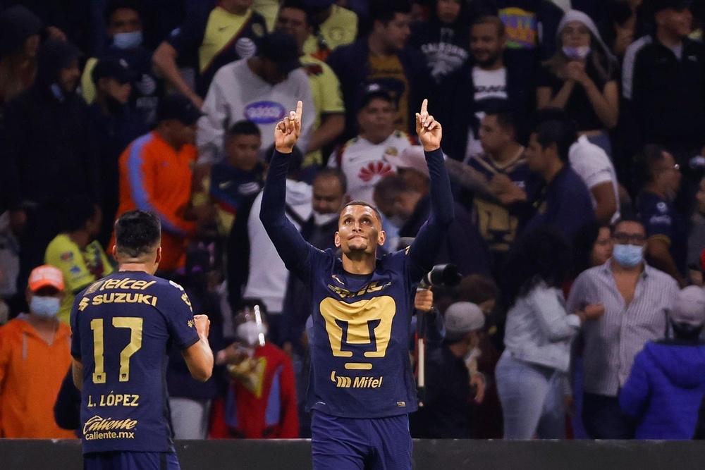 Pumas le clava sus zarpas al América y pone a Solari en el disparadero. EFE