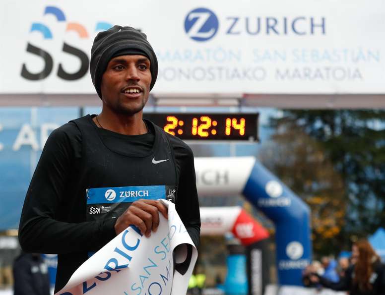 El corredor etíope Kindie Derseh, se ha proclamado vencedor este domingo de la Zurich Maratón de San Sebastián. EFE/Juan Herrero.