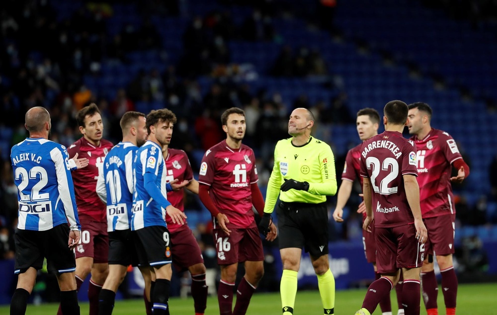 Mateu Lahoz montó una polémica en el Espanyol-Real. EFE