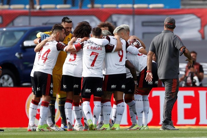 Flamengo vence con polémica y acecha al liderato