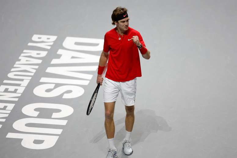 El tenista ruso Andrey Rublev celebra su victoria ante el sueco Elias Ymer en el partido de los cuartos de final de la Copa Davis este jueves en Madrid. EFE/JuanJo Martín