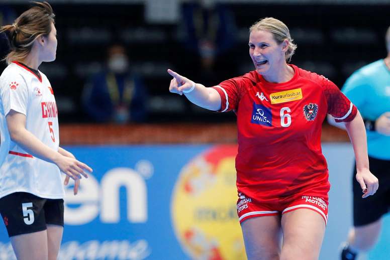 La jugadora de la selección austriaca Decic celebra un gol ante la selección china, durante el partido del Mundial femenino de balonmano jugado este jueves en la localidad alicantina de Torrevieja. EFE/Manuel Lorenzo