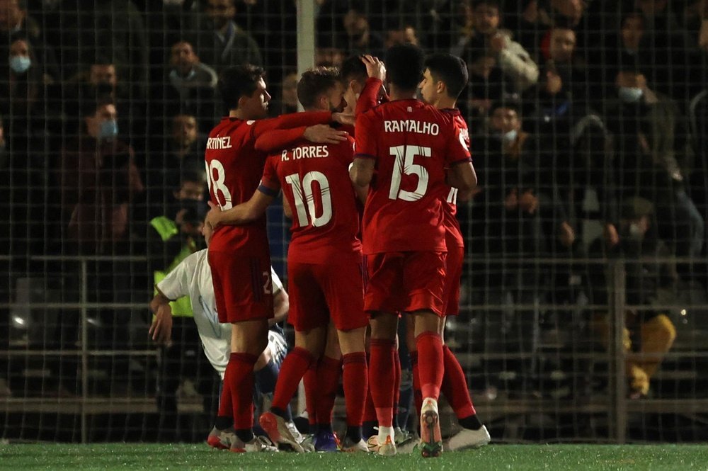 Un duelo con aroma a Primera en Riazor con el COVID-19 como amenaza. EFE