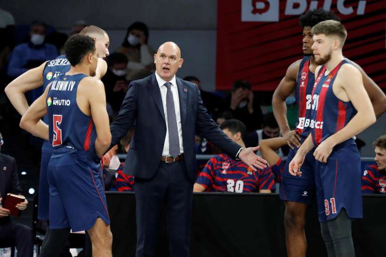 El técnico croata del Baskonia, Nemen Spahija, junto a sus jugadores en una fotografía de archivo. EFE/David Aguilar.