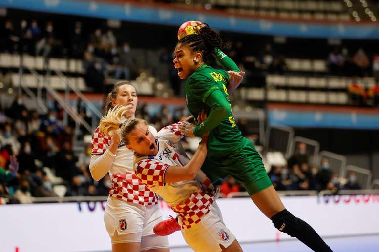 La jugadora de la selección brasileña De Paula (d) ante la croata Krsnic durante el partido del Mundial de Balonmano disputado este jueves en el pabellón Ciutat de Castelló, en Castellón. EFE/Doménech Castelló