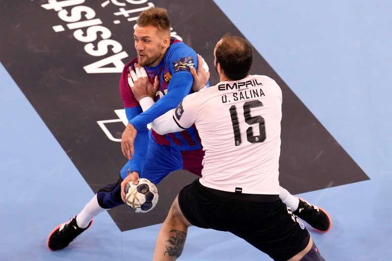Aleix (i) intenta superar a Salina (d), del Porto, durante el partido de la primera fase de la Liga de Campeones de Balonmano de este jueves en el Palau Blaugrana. EFE/Enric Fontcuberta.