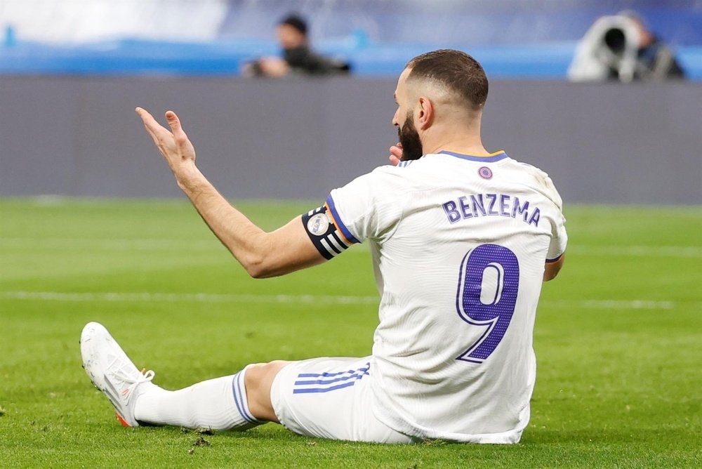 Benzema se retiró lesionado del partido frente a la Real Sociedad. EFE