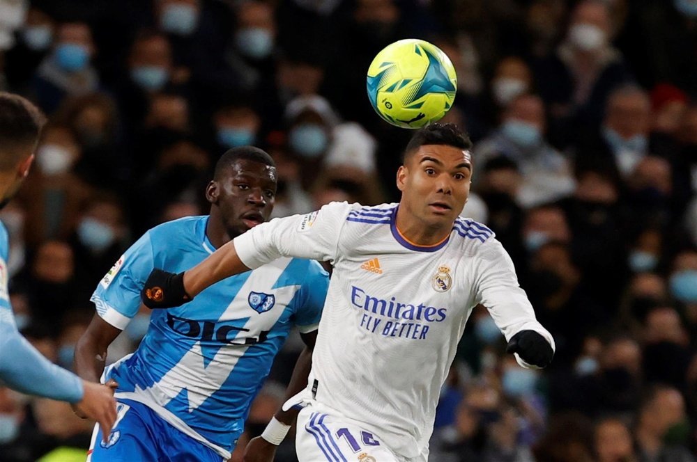 Casemiro (R) has been praised by Sergio Busquets. AFP