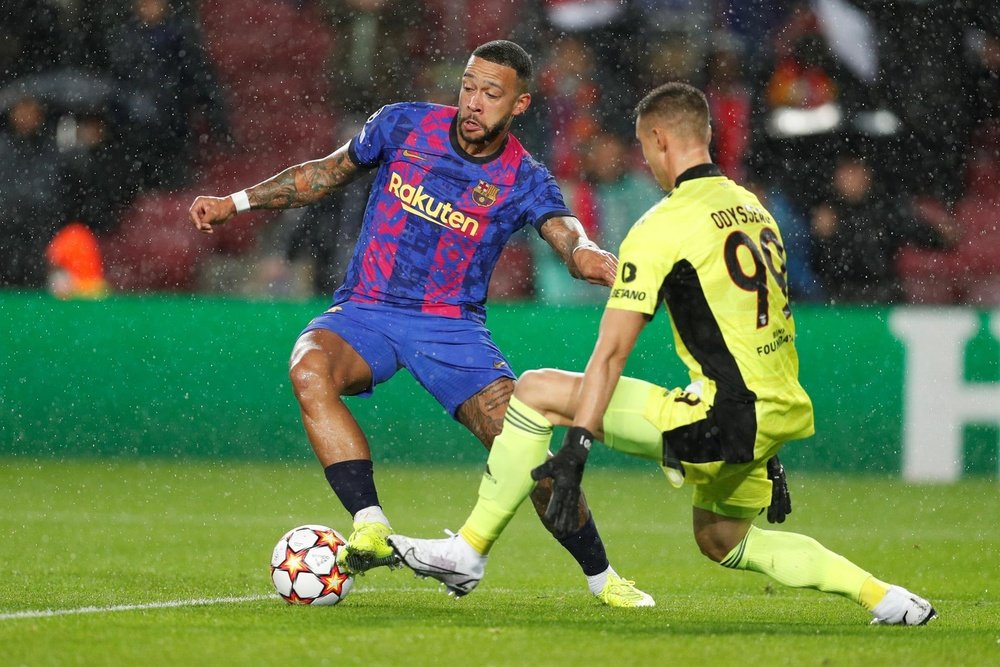 Barcelona want to sell Memphis Depay. EFE