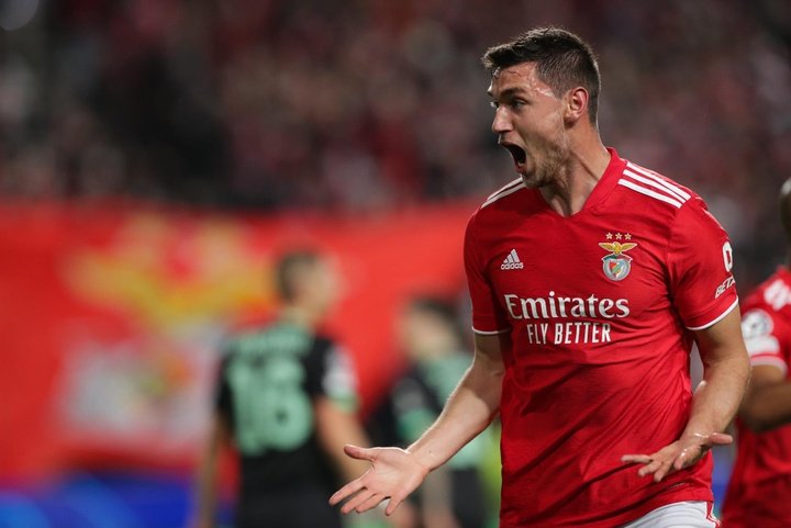 Benfica vence e se garante nas oitavas depois de quatro anos