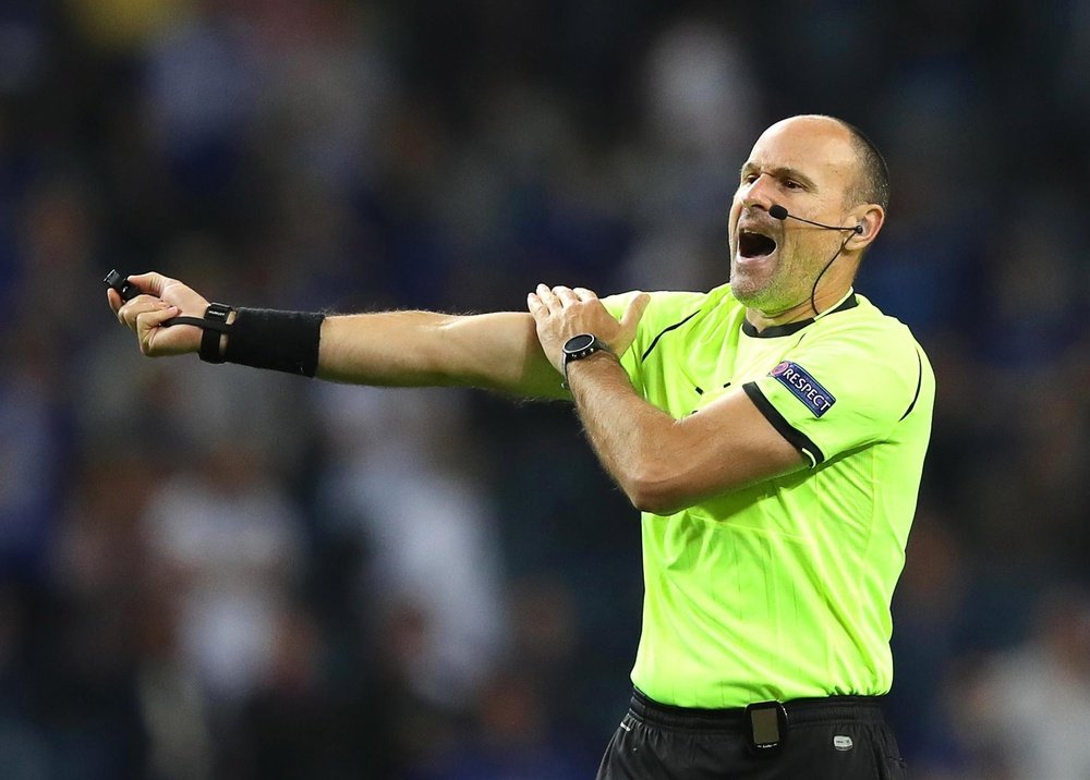 Mateu le dijo a Ünal que le debía una ¿por no expulsarlo? EFE