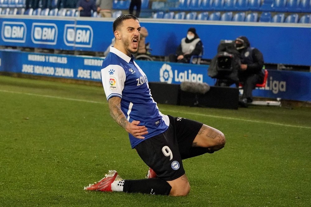 Joselu finaliza contrato con el Alavés al término de la presente temporada. EFE