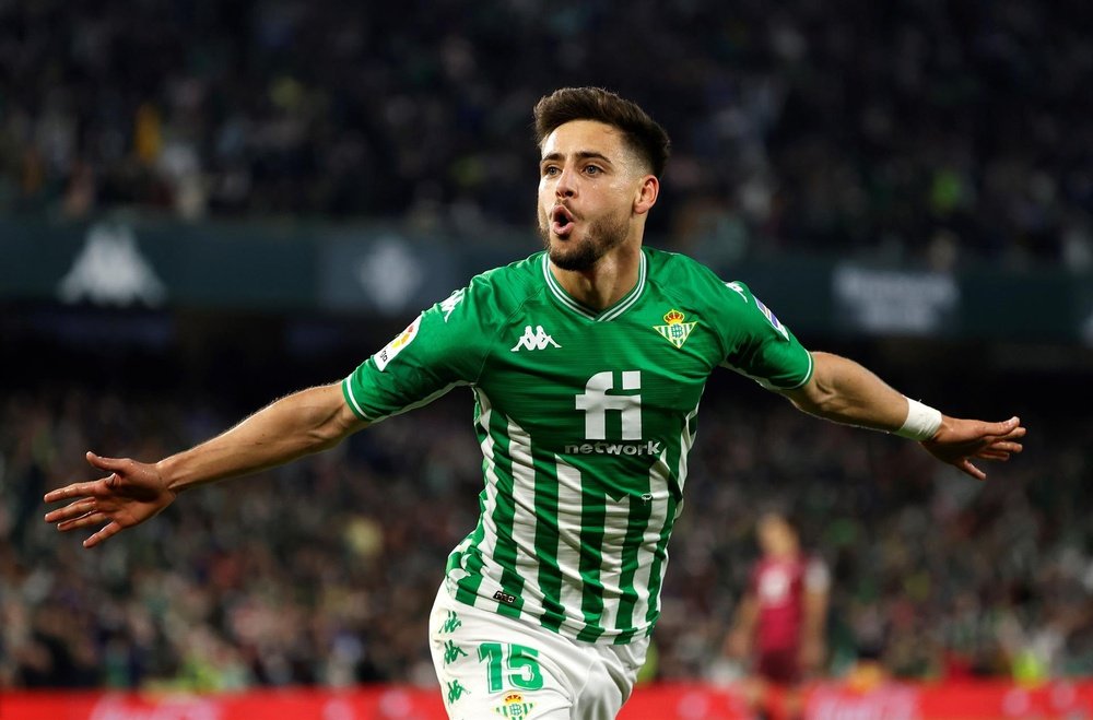 El defensa del Real Betis Álex Moreno celebra su segundo gol, cuarto del equipo ante la Real Sociedad, durante el partido correspondiente a la jornada 17 de LaLiga Santander que juegan Betis y Real Sociedad hoy domingo en el estadio Benito Villamarín. EFE/Julio Muñoz
