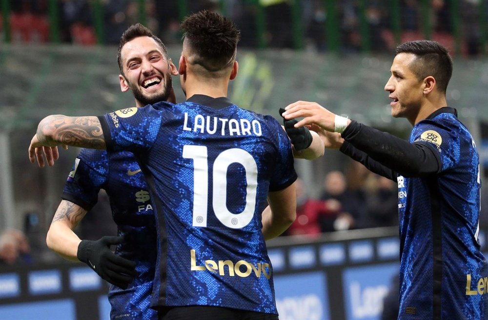 L'Inter sfrutta i passi falsi delle rivali e si prende il primato. EFE