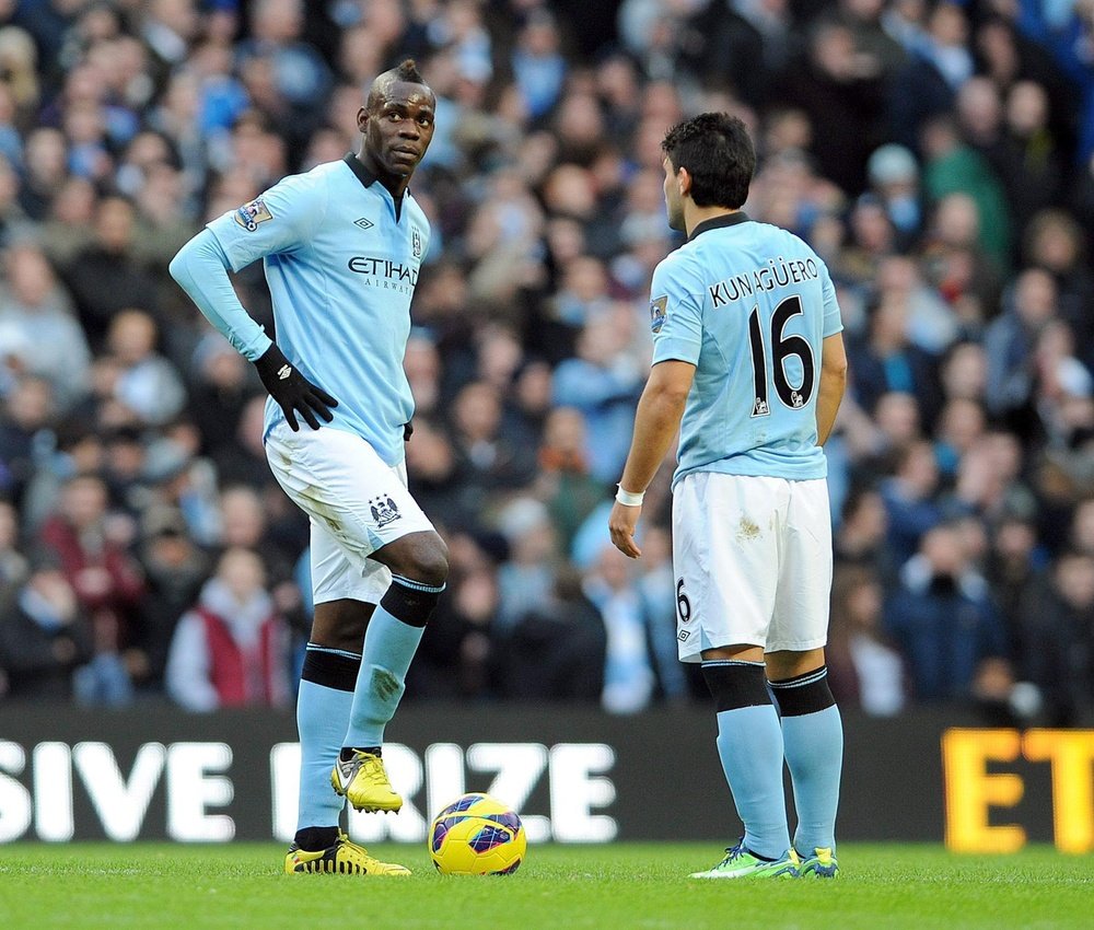 Balotelli (L) scored 30 goals for Manchester City. EFE