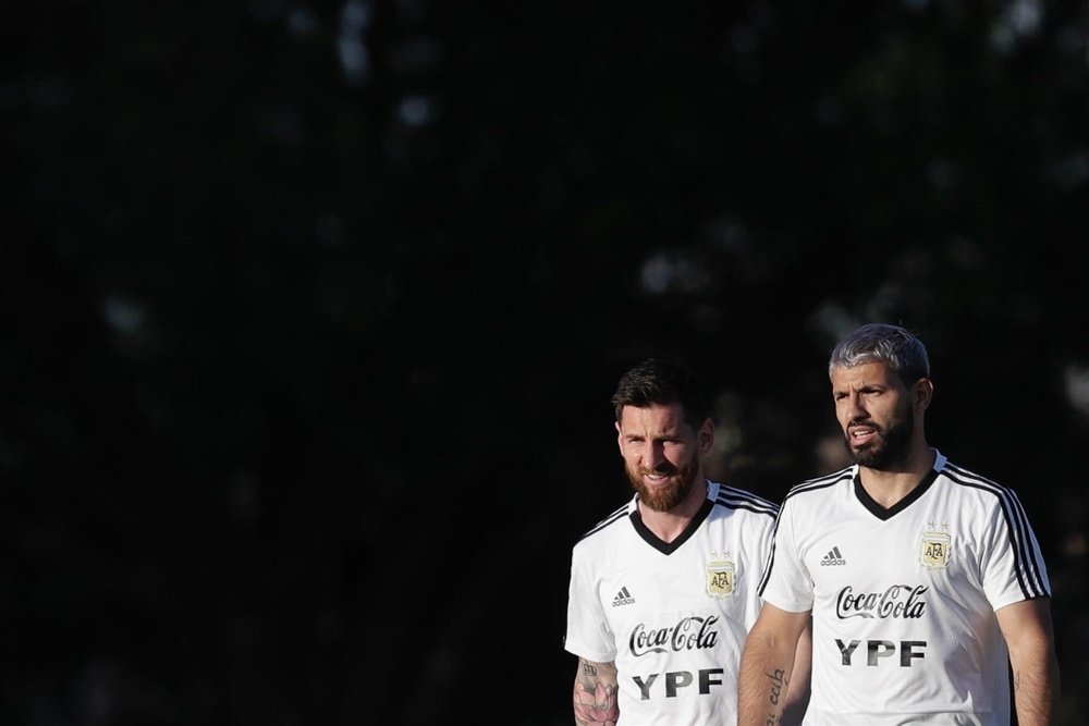 Agüero : 'Si Laporta fait le premier pas, le retour de Messi au Barça sera proche'. EFE