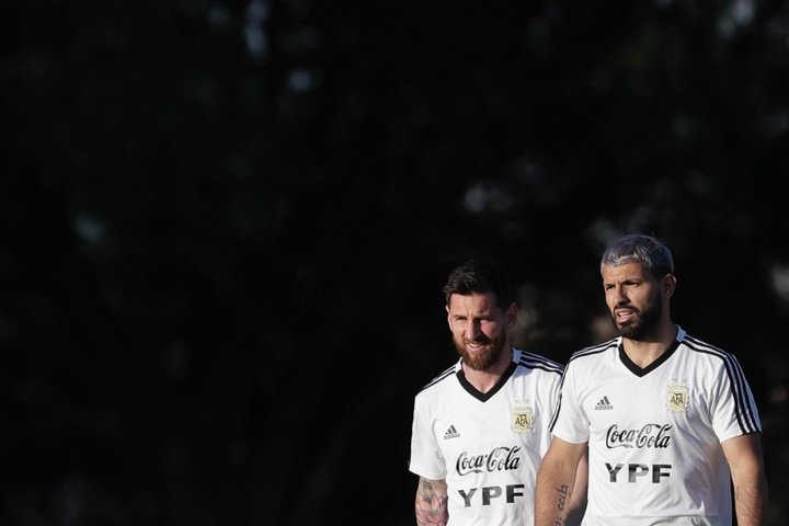 Aguero defends Messi after Alvarez' threats